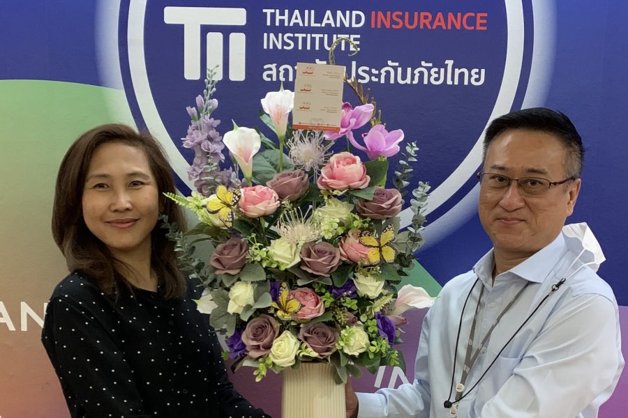 ผู้บริหาร SCB แสดงความยินดีกับผู้อำนวยการสถาบันประกันภัยไทย