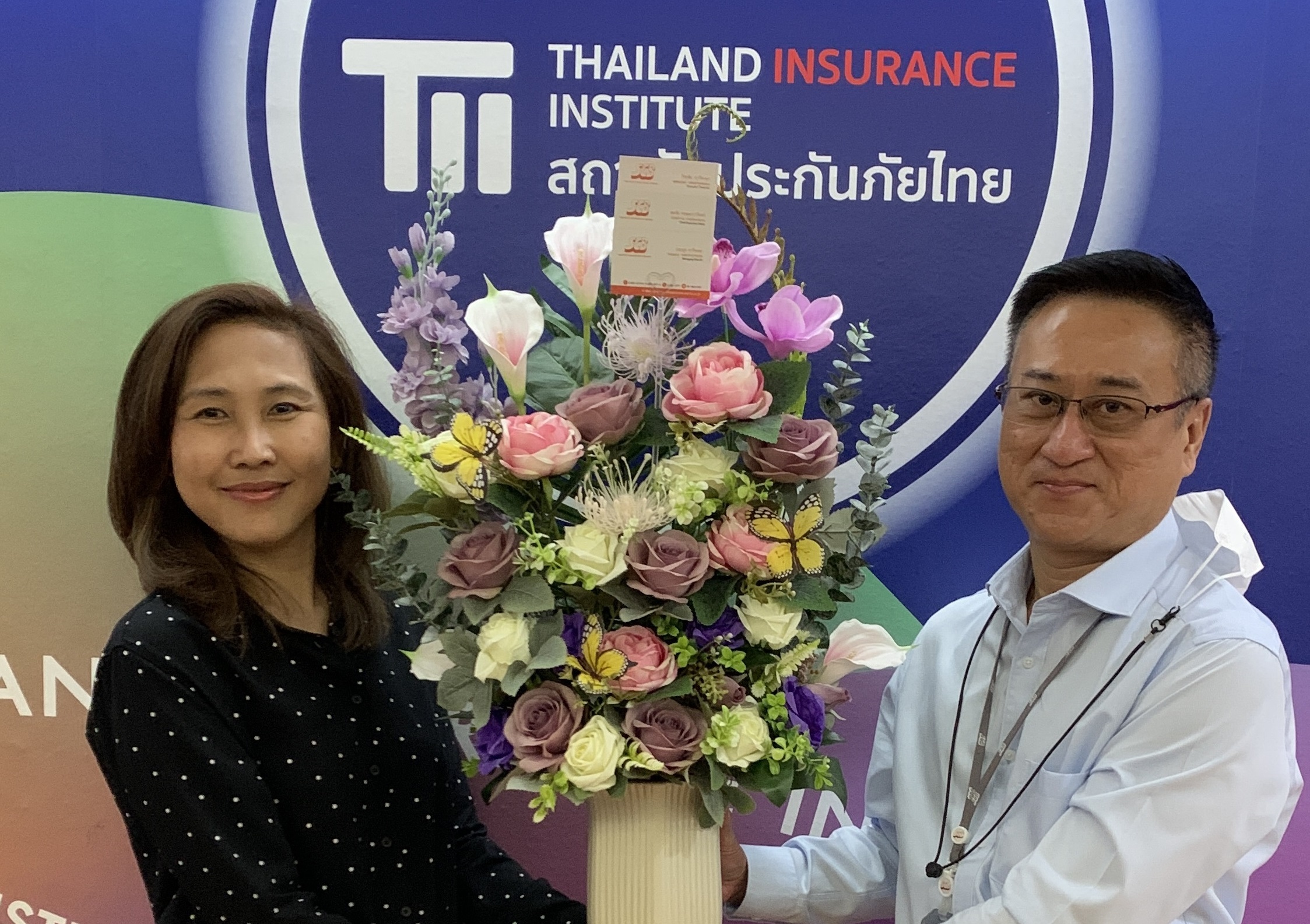 ผู้บริหาร SCB แสดงความยินดีกับผู้อำนวยการสถาบันประกันภัยไทย
